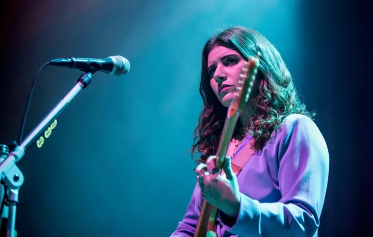 Bethany Cosentino de Best Coast pide la renuncia de Casey Wasserman tras escándalo Epstein