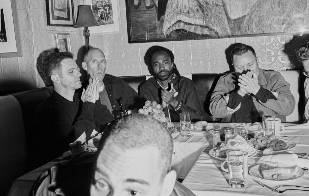 Bleachers lanza su nuevo álbum Everyone For 10 Minutes, acompañando el anuncio con el emotivo sencillo You And Forever.