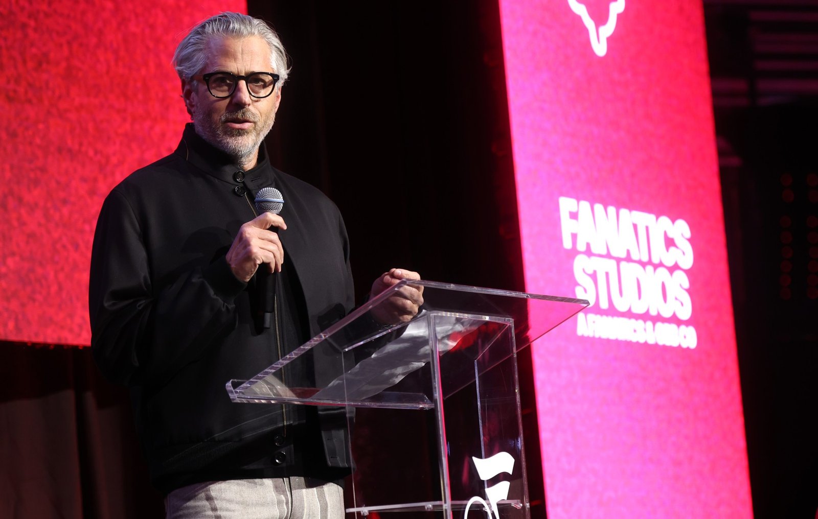 La decisión de Casey Wasserman de vender su agencia surge tras la creciente atención mediática por su conexión con Epstein.