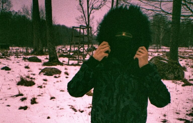 EsDeeKid lanza su nuevo sencillo Omens y debut en Estados Unidos