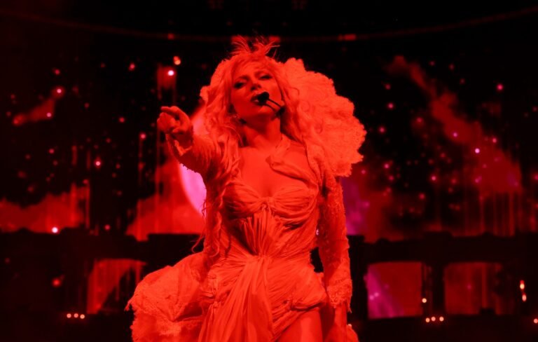 Lady Gaga interrumpe concierto en Tokio para condenar acciones de ICE: “Vidas están siendo destruidas frente a nosotros”