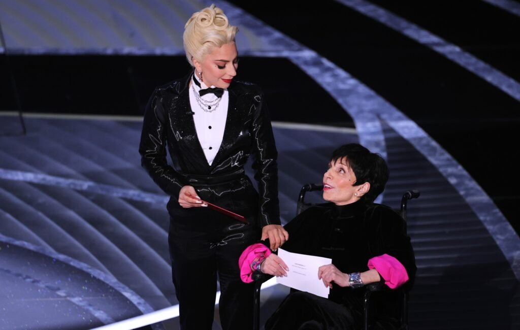 Liza Minnelli revela en su nuevo libro cómo fue forzada a usar silla de ruedas en los Oscars 2022.