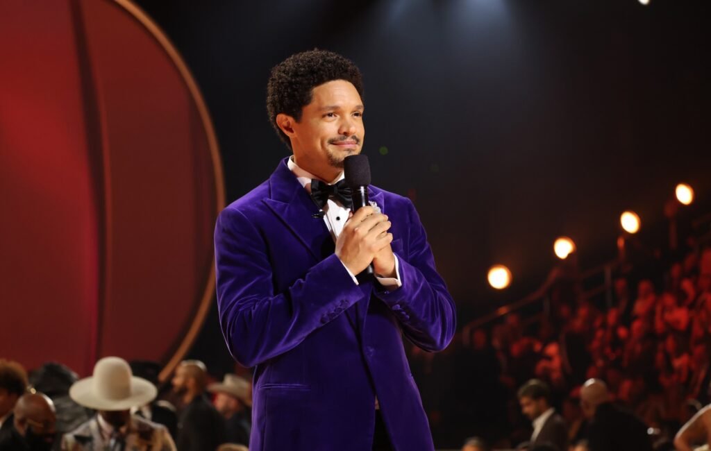 Donald Trump se prepara para enfrentar legalmente a Trevor Noah por un controversial chiste sobre Epstein en los Grammy.