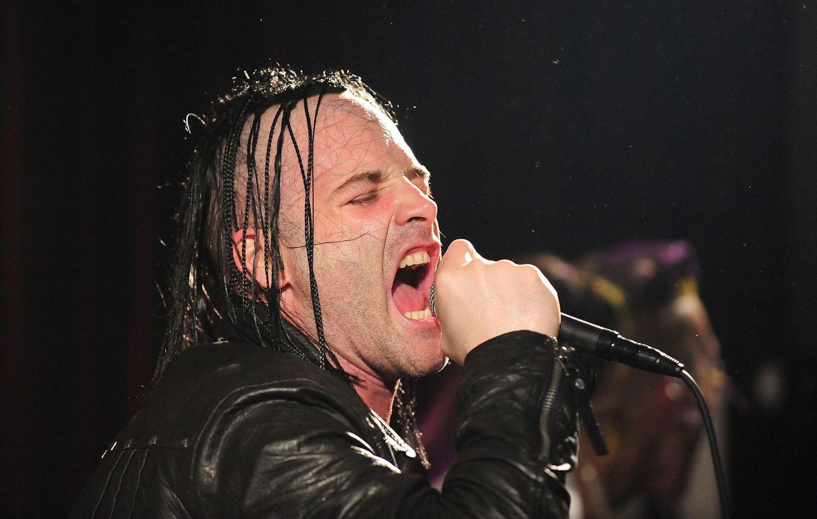 El exvocalista de Misfits, Michale Graves, comenta sobre la cancelación de sus shows en el Reino Unido por sus opiniones políticas.