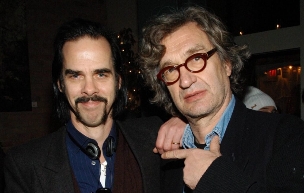 Nick Cave se pronuncia sobre los comentarios de Wim Wenders en el Festival de Berlín, defendiendo la pureza del arte.