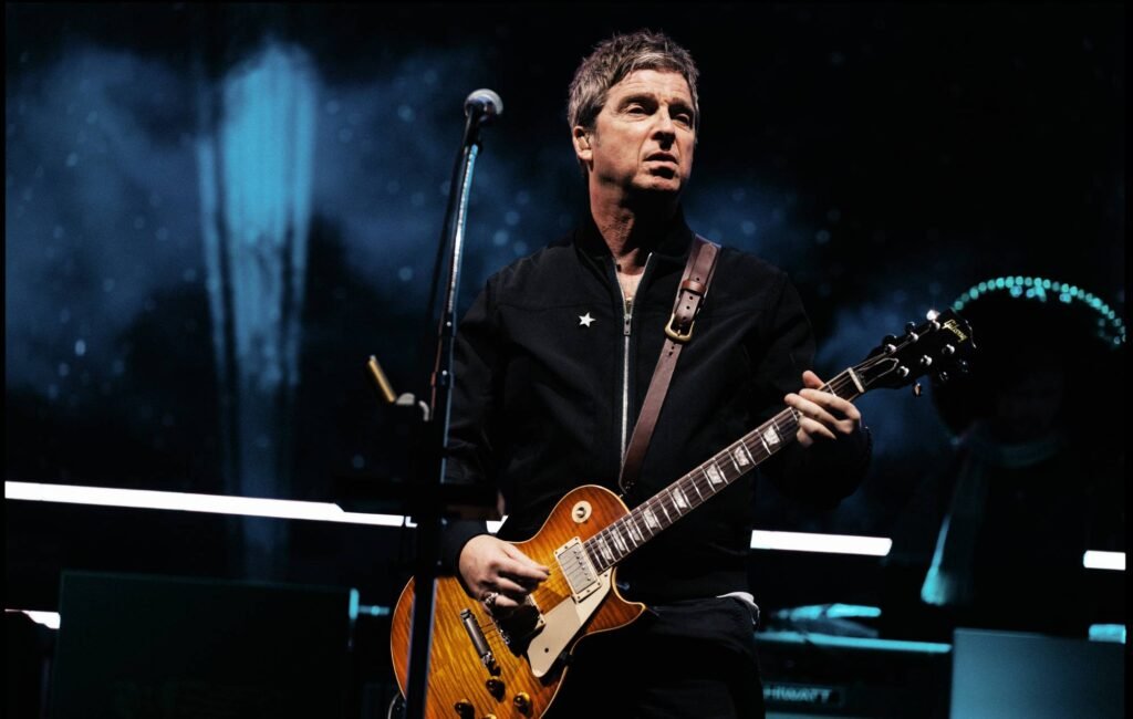 Noel Gallagher responde a la controversia tras recibir el BRIT Award, desafiando a sus detractores a confrontarlo.
