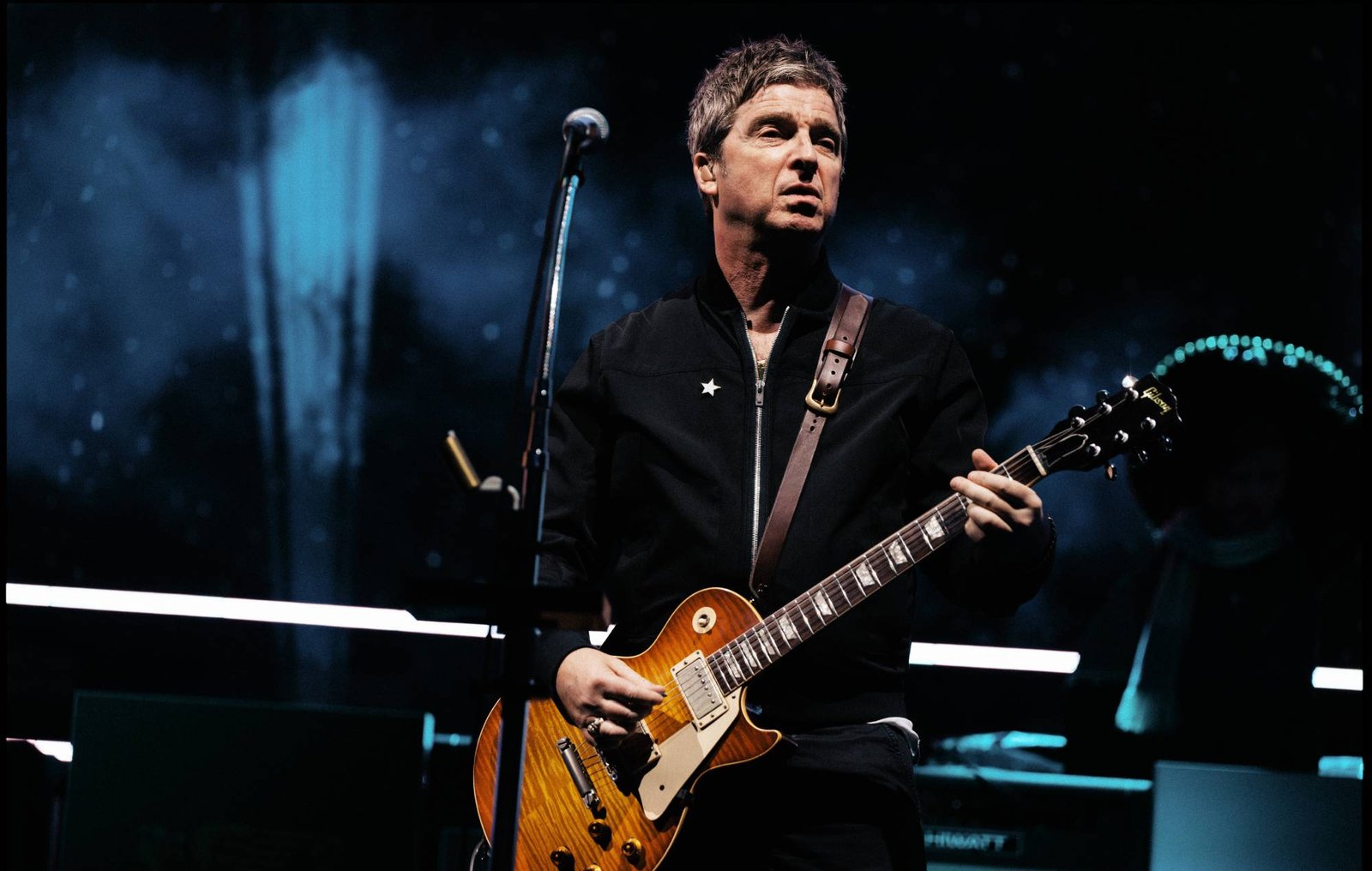 Noel Gallagher responde a la controversia tras recibir el BRIT Award, desafiando a sus detractores a confrontarlo.