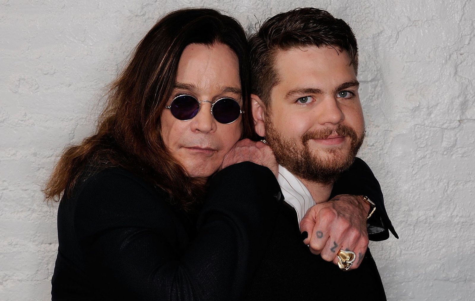 Jack Osbourne comparte la alegría de su padre, Ozzy, en su último concierto. Una conexión emocional que perdura.