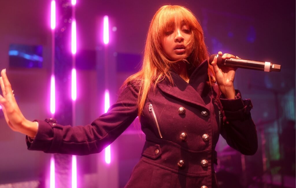 La talentosa PinkPantheress brilla como la productora más joven al ganar el premio en los BRITs 2026.