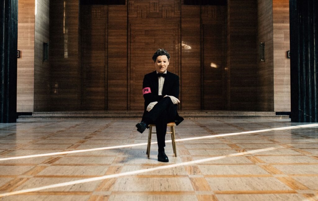 La banda President presenta su nuevo sencillo Angel Wings, marcando su firma con Atlantic Records.