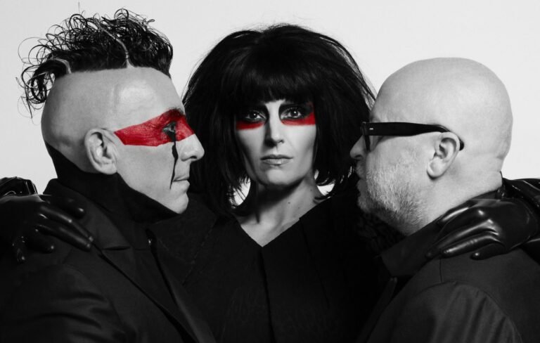 Puscifer presenta Normal Isn’t y reflexiona sobre la esperanza en tiempos oscuros