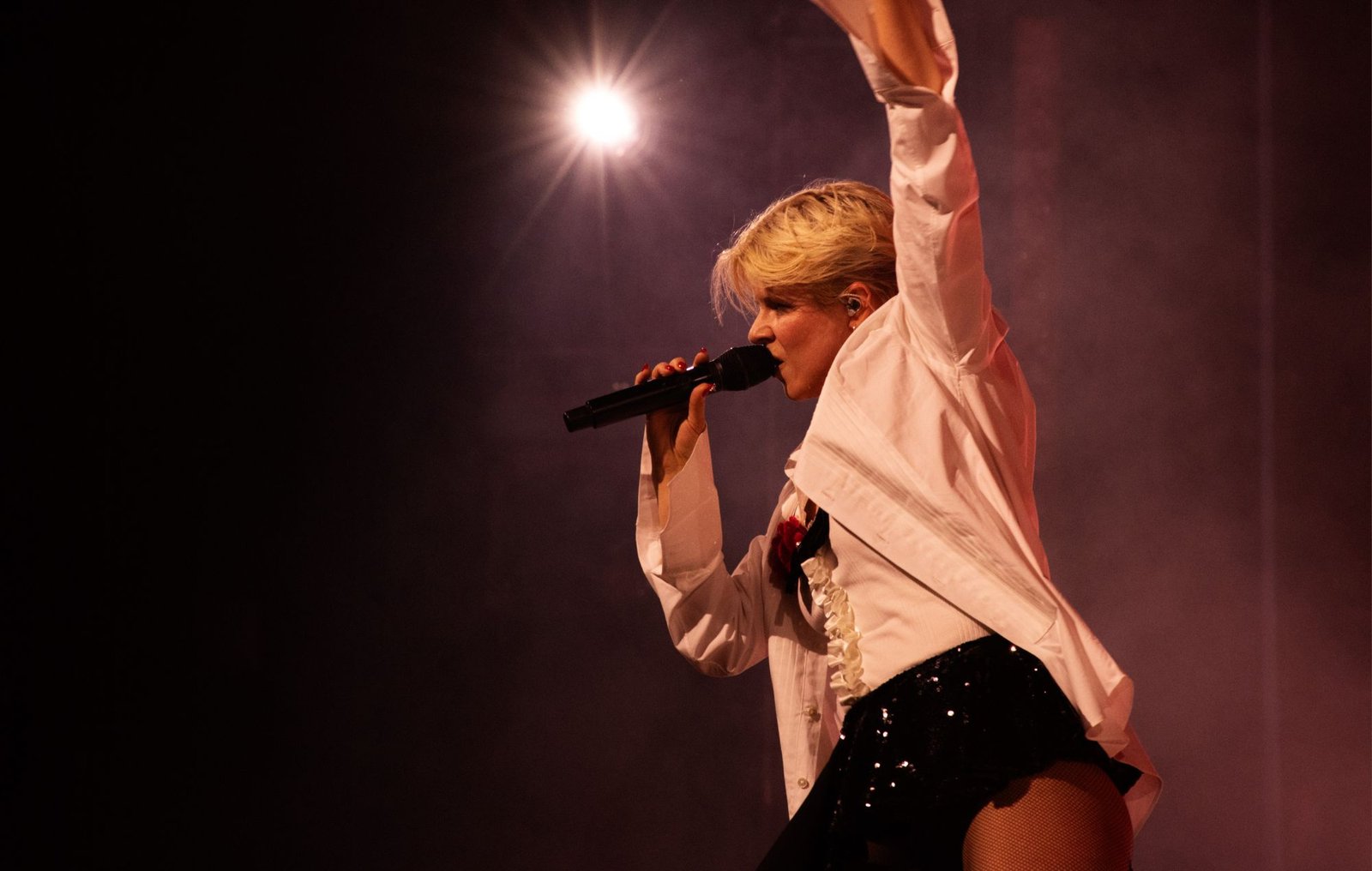 La icónica artista Robyn lanzará su esperado tour mundial Sexistential en 2026, visitando varios continentes.