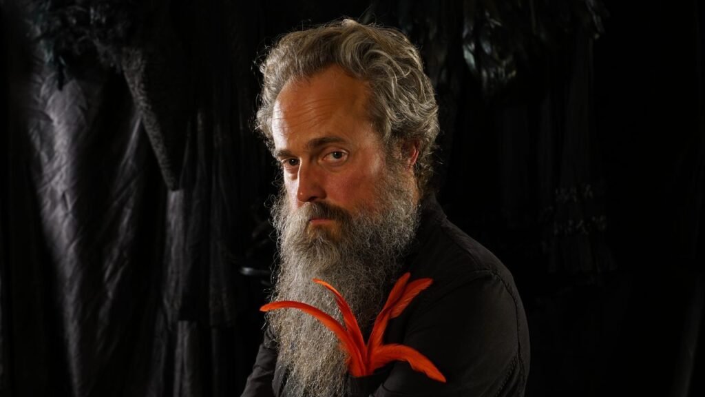 Sam Beam llevará su nuevo álbum Hen’s Teeth de gira en octubre, sumando fechas para el otoño de 2026.