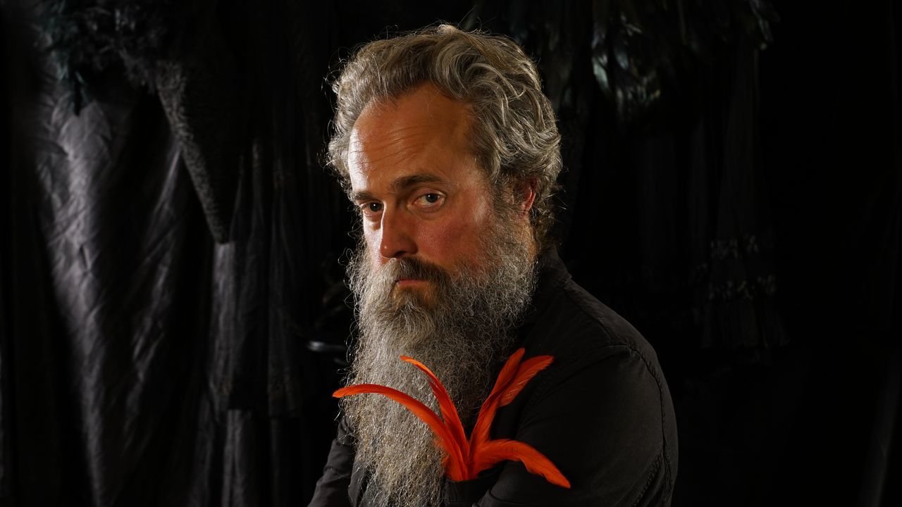 Sam Beam llevará su nuevo álbum Hen’s Teeth de gira en octubre, sumando fechas para el otoño de 2026.