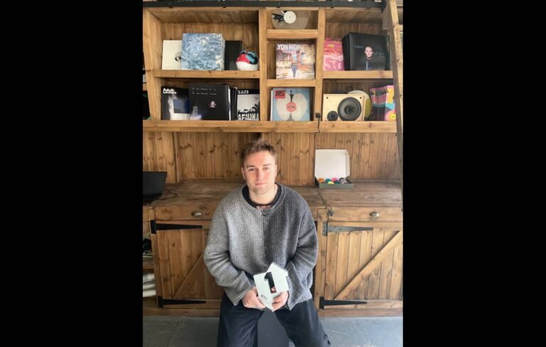 Sam Fender logra su primer número uno con Rein Me In