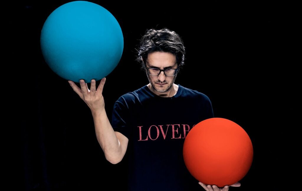 Steven Wilson casi finaliza su nuevo álbum, que promete ser muy extraño, tras lanzar una plataforma de sonido inmersivo.