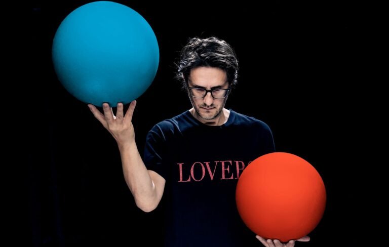 Steven Wilson casi completa su nuevo y extraño álbum mientras presenta plataforma de sonido inmersivo