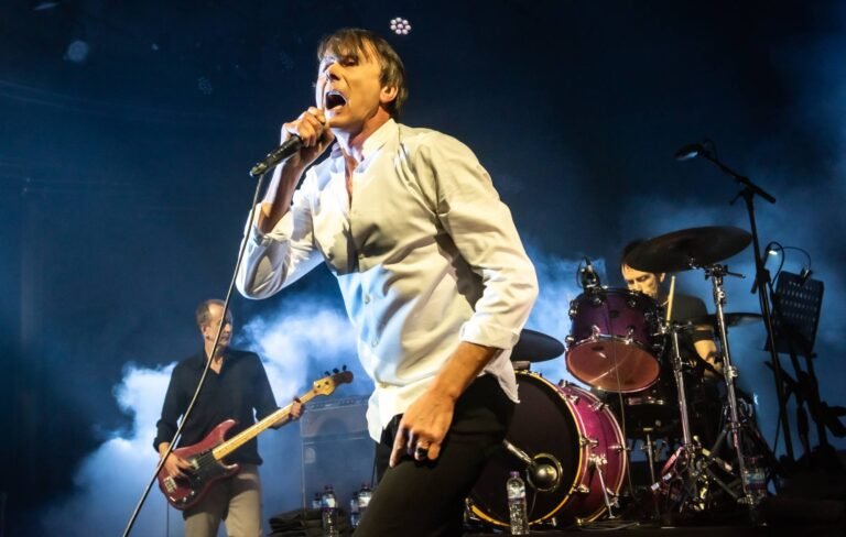Suede estrena nueva canción para su fandom, ‘Tribe’: “Para los insaciables seguidores del grupo”
