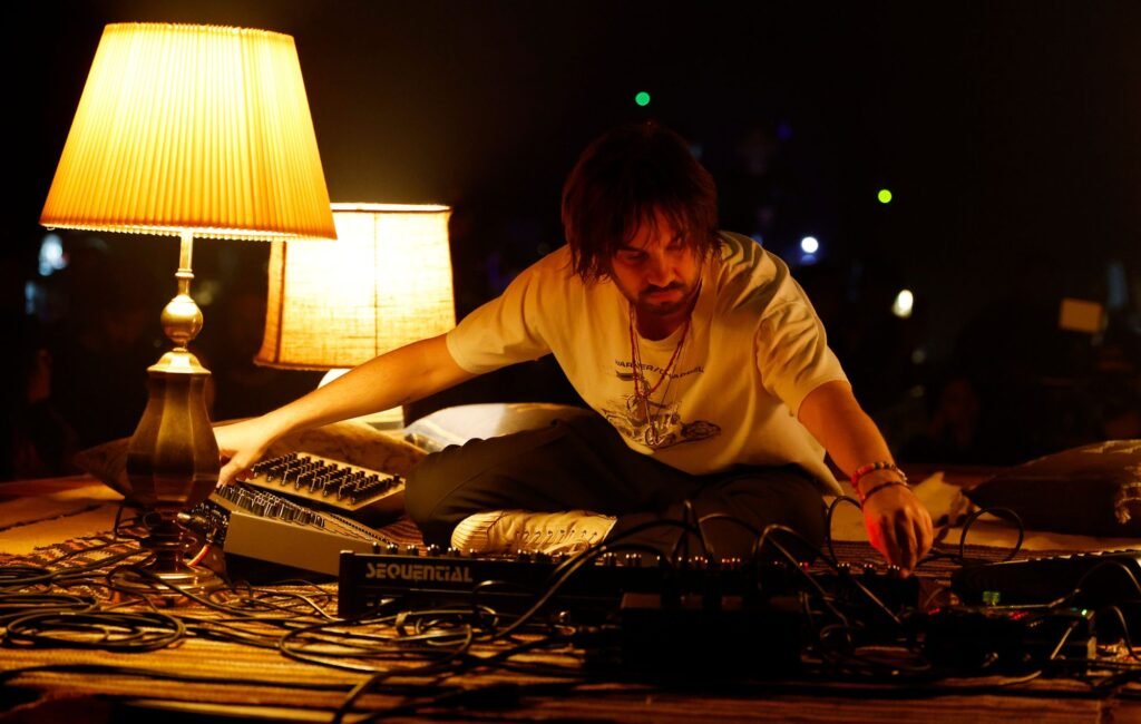 Escucha el nuevo remix de Tame Impala con JENNIE de BLACKPINK, una fusión vibrante de géneros.