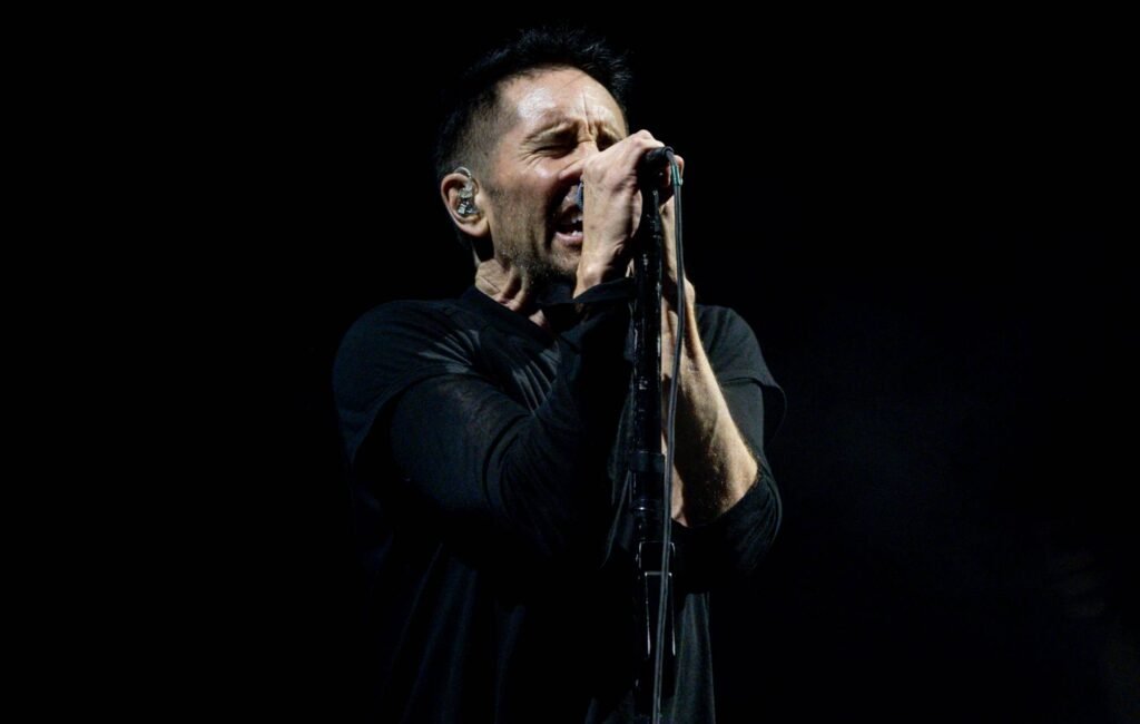 Nine Inch Nails sorprendió a sus fans al interpretar 'Stripped' de Depeche Mode y 'Non-Entity' tras 17 años de ausencia.