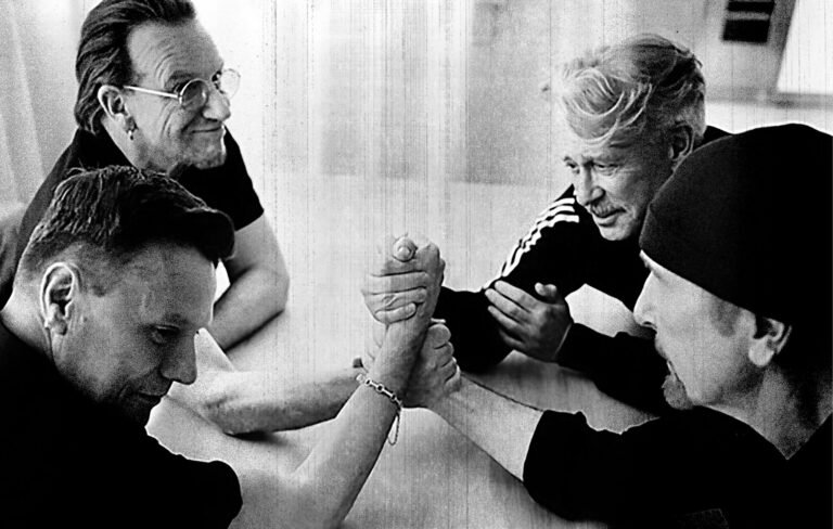 U2 sorprende con corto y nueva canción Yours Eternally