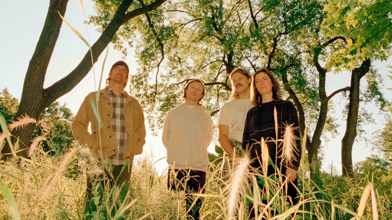 Sumérgete en las últimas novedades musicales con álbumes de Ratboys, Mandy, Indiana y otros artistas destacados.