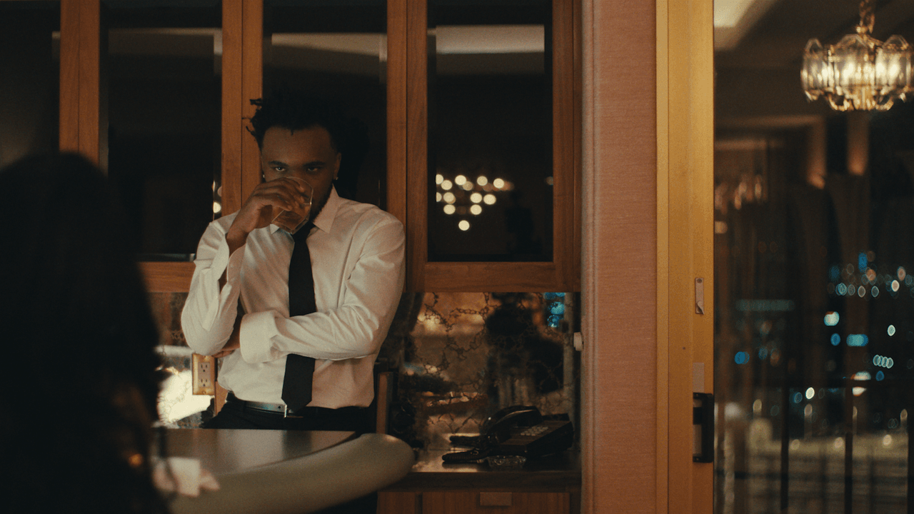 Descubre el nuevo video de Baby Keem, donde se enfrenta a una estafa en Birds & the Bees junto a Lara Raj.