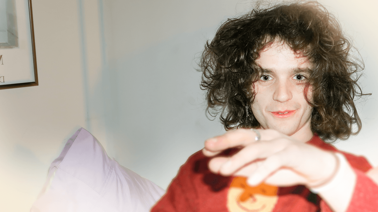 Asher White sorprende al mundo musical con la revelación de la portada del debut de Jessica Pratt, un trabajo único.