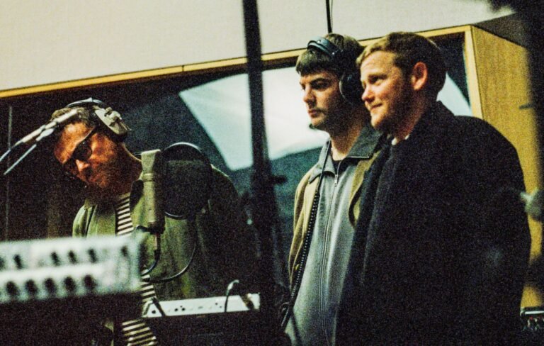 Damon Albarn y Grian Chatten lanzan Flags junto a Kae Tempest