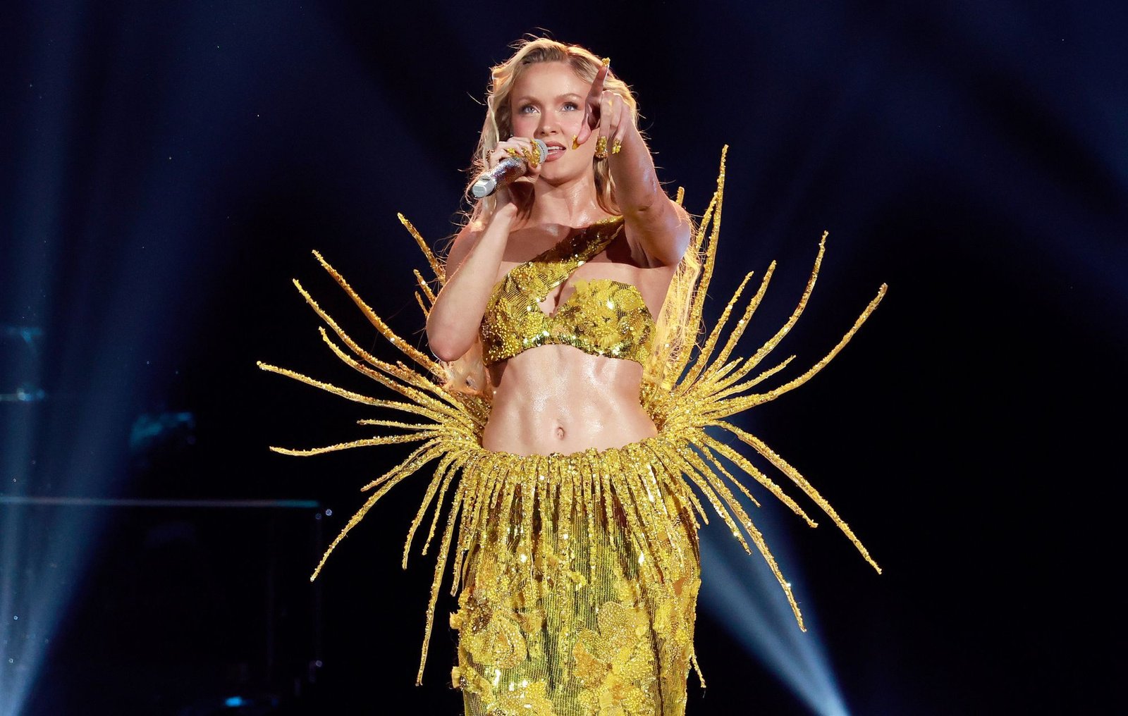 Zara Larsson y Perfume Genius solicitan a sus fans apoyo para actualizar sus fotos en Wikipedia a imágenes más atractivas.