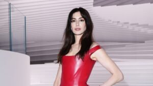 Anne Hathaway lanza Burial, una canción coescrita con Charli XCX