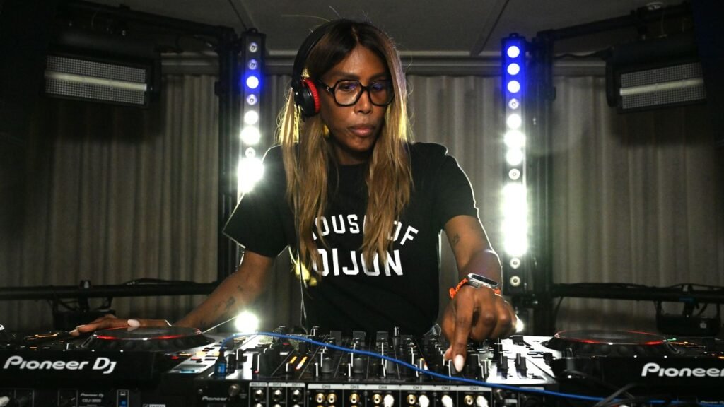 Descubre Just Friends, la nueva canción de Honey Dijon que presenta a Adi Oasis, Danielle Ponder y Suni Mf.