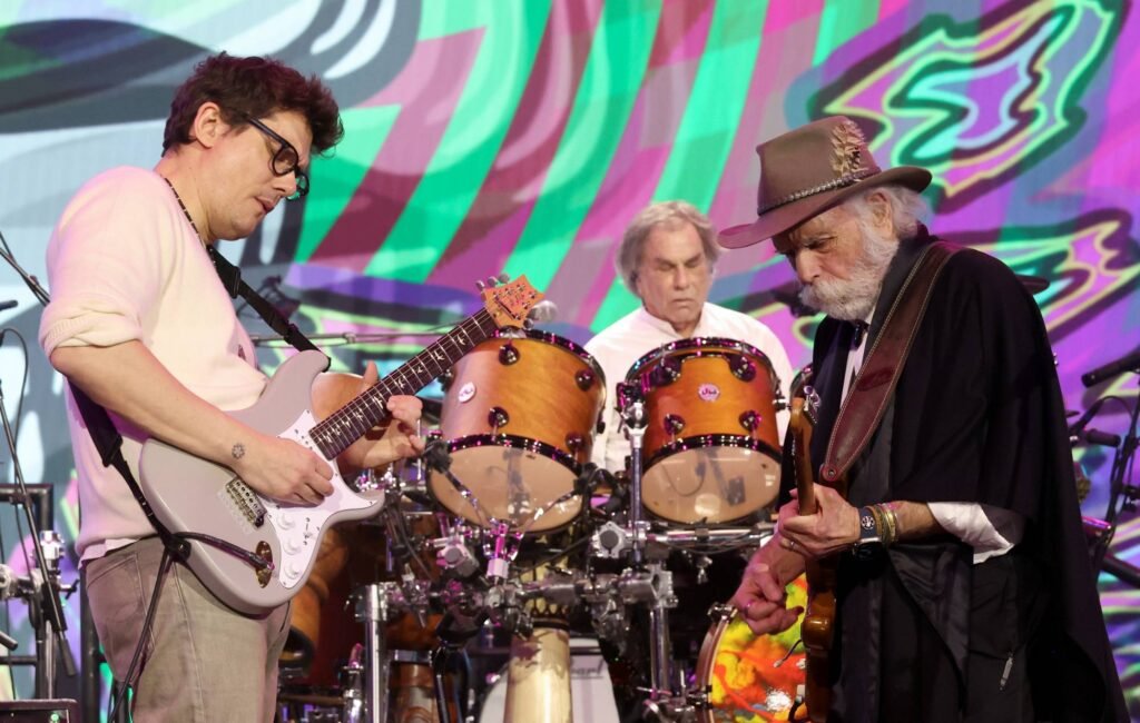 John Mayer rinde homenaje a Bob Weir con una fiesta de escucha para los fans de Grateful Dead tras su fallecimiento.