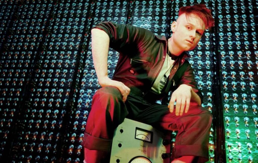 El artista Look Mum No Computer revela su emocionante canción 'Eins, Zwei, Drei' para Eurovisión 2026. Escucha aquí.