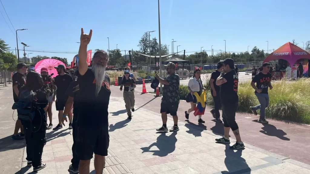 La banda AC/DC rindió homenaje al locutor Lobo en su cumpleaños, creando momentos inolvidables para los fans.