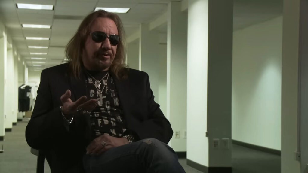 El guitarrista Ace Frehley expresaba su descontento con el merchandising de Kiss por motivos personales y artísticos.