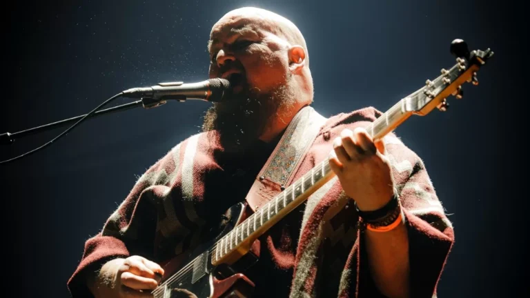 Alain Johannes ofrecerá un show acústico en Santiago con su mejor música