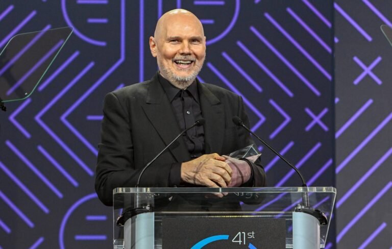 Billy Corgan de Smashing Pumpkins acusa a la CIA y MTV de atenuar el rock