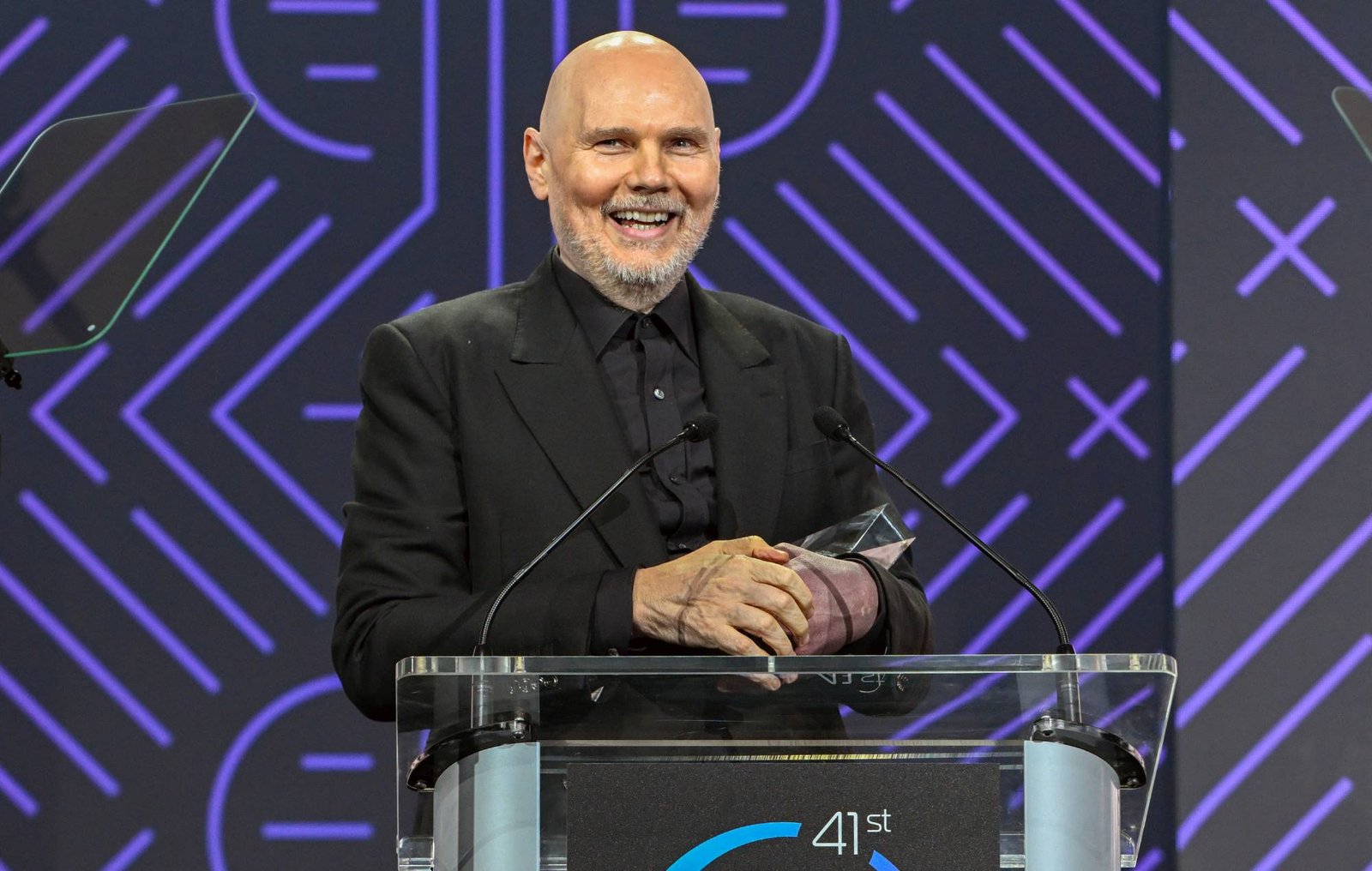 Billy Corgan afirma que la CIA y MTV restringieron el rock en los años 90, afectando su expresión musical.