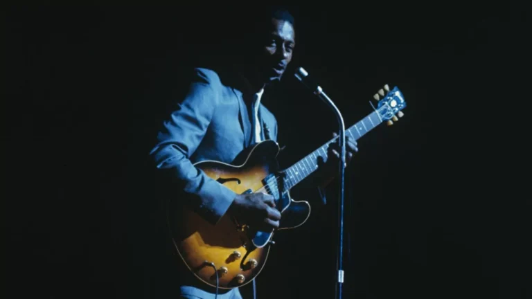 Covers de Chuck Berry que definieron el rock desde The Beatles hasta AC/DC