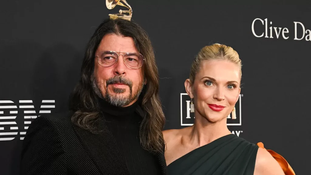 Dave Grohl comparte su experiencia en terapia diaria tras afrontar su infidelidad y sus desafíos como padre.