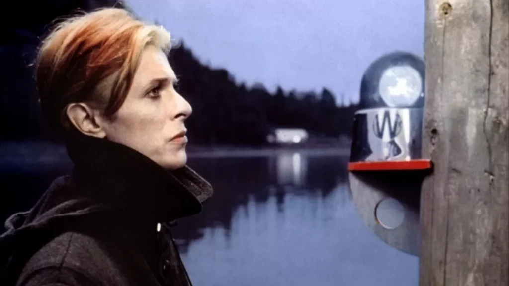 Descubre cómo David Bowie dio su primer gran paso en la actuación con su icónico personaje en el cine.