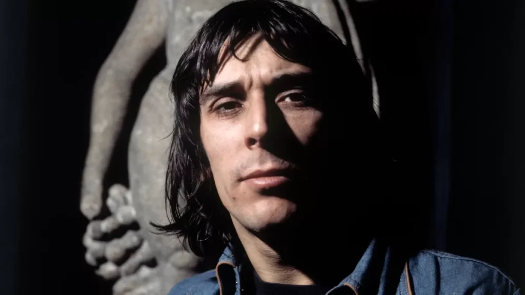 Explora las canciones más significativas de John Cale, desde su era en The Velvet Underground hasta su carrera en solitario.