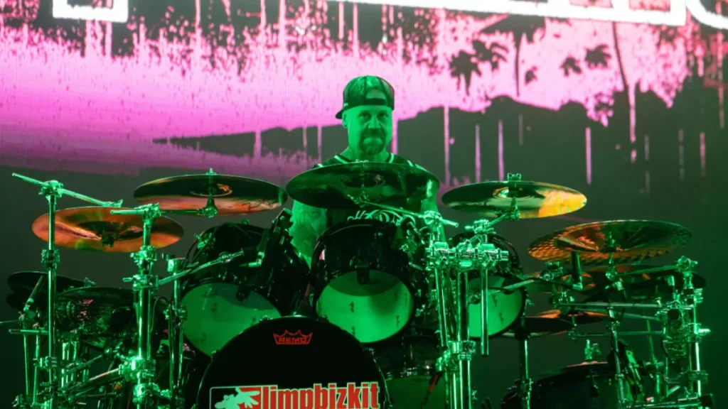 Celebra el 49 cumpleaños de John Otto recordando sus mejores momentos en Limp Bizkit. Un homenaje a su estilo único.