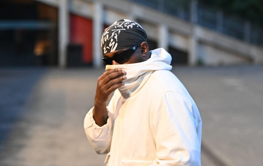 Kanye West enfrentó momentos complicados en el juicio de su mansión, mostrando dificultades para mantenerse despierto en el banquillo.