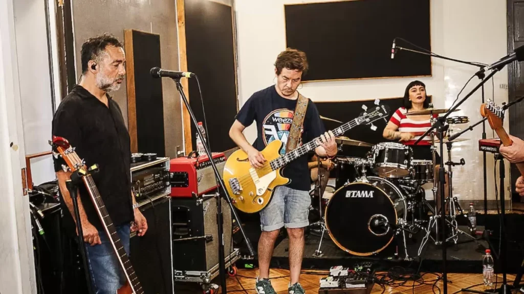 El encuentro musical entre Quilapayún y Los Bunkers promete un espectáculo inolvidable en Lollapalooza 2026. Detalles aquí.