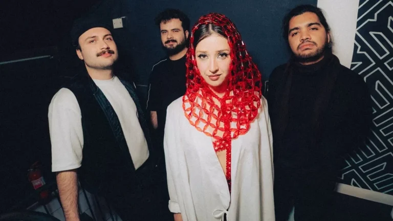 María y Los Templos presenta el videoclip Perdona la Demora