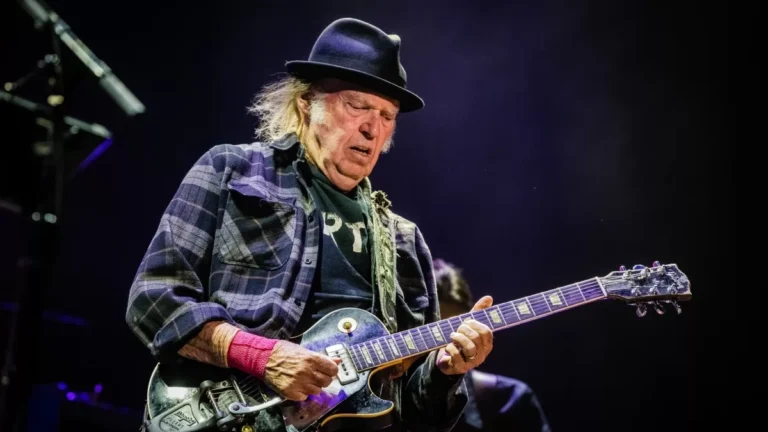 Neil Young presenta su nuevo álbum con críticas a Donald Trump