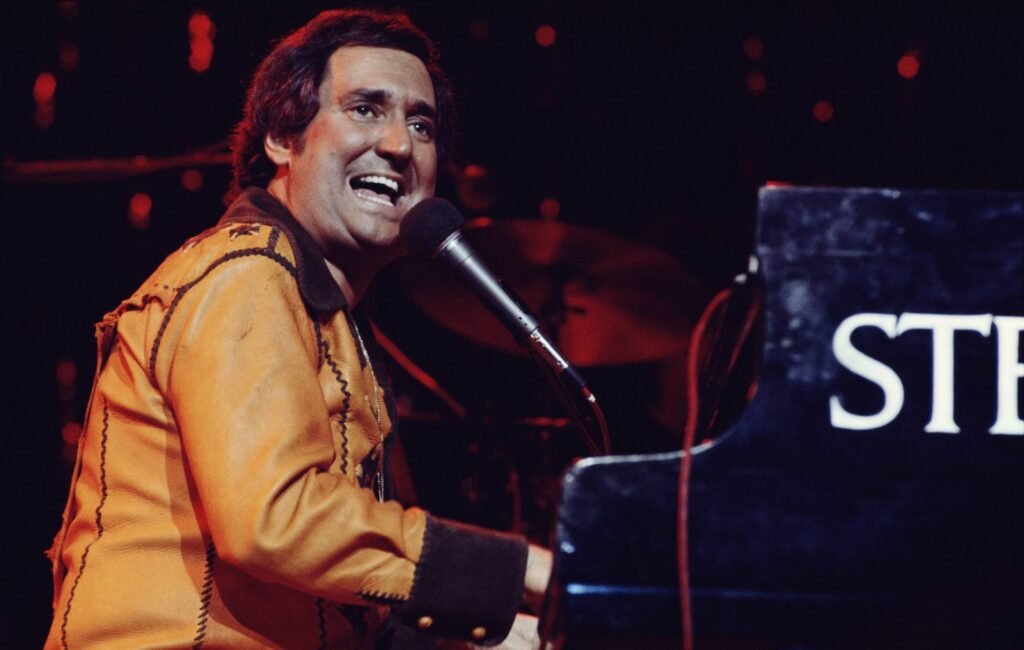 Neil Sedaka, célebre por temas como Breaking Up Is Hard To Do, ha fallecido. Un tributo a su legado musical.