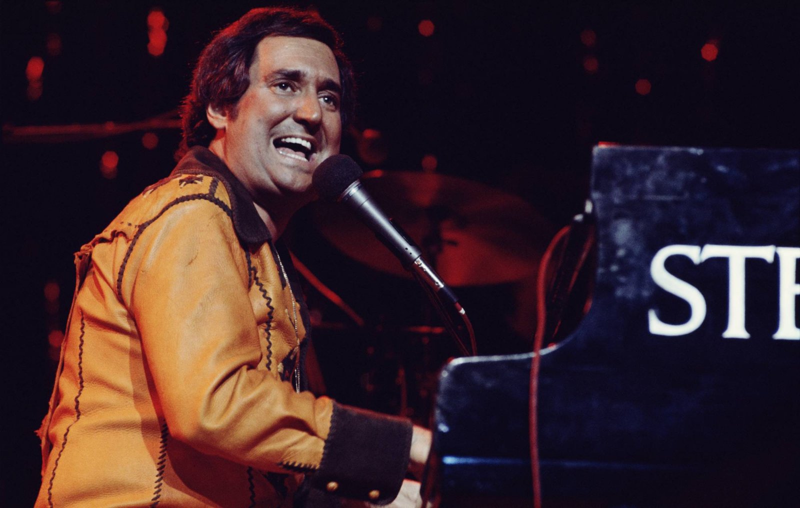 Neil Sedaka, célebre por temas como Breaking Up Is Hard To Do, ha fallecido. Un tributo a su legado musical.
